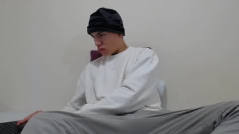 Thiago independent model online show from 8, 1, 2025