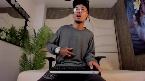 Snapshot of thiagoferreti_ chatting on 13, 10, 2025 ThiagoFerreti online show from 13, 10, 2025