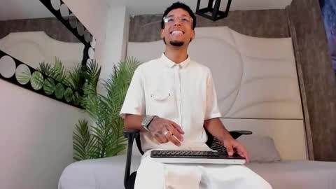 Snapshot of thiagoferreti_ chatting on 17, 10, 2025 ThiagoFerreti online show from 17, 10, 2025