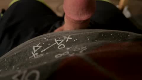 Snapshot of thickboylikestostroke chatting on 31, 12, 2024 thickboylikestostroke online show from 31, 12, 2024