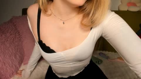 Snapshot of thisisamelia chatting on 3, 2, 2025 Amelia shows on mondays fridays and sundays if anything changes im giving updates on my fansly online show from 3, 2, 2025