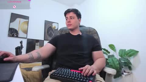 Snapshot of thom_ohtani chatting on 26, 9, 2025 thom_ohtani online show from 26, 9, 2025