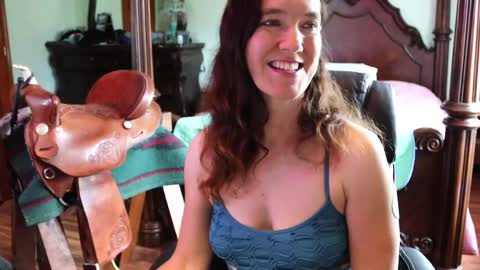 Snapshot of thornbury_rose chatting on 19, 4, 2026 ThornburyRose online show from 19, 4, 2026