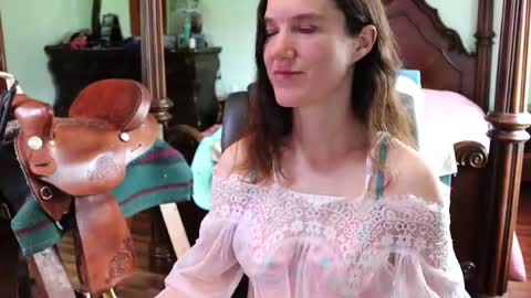 Snapshot of thornbury_rose chatting on 26, 4, 2026 ThornburyRose online show from 26, 4, 2026