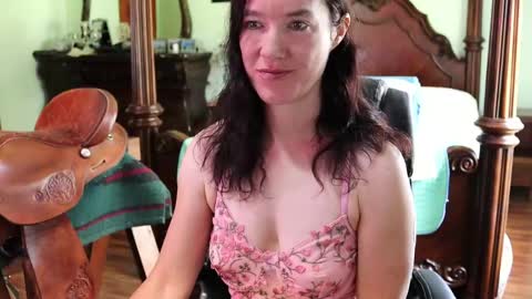 Snapshot of thornbury_rose chatting on 13, 5, 2026 ThornburyRose online show from 13, 5, 2026