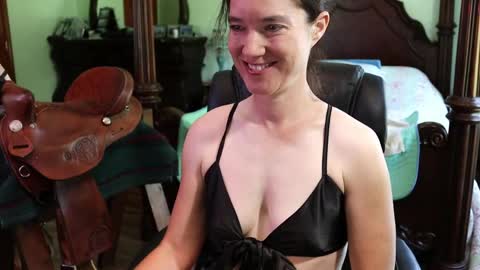 Snapshot of thornbury_rose chatting on 28, 5, 2026 ThornburyRose online show from 28, 5, 2026