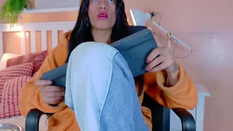 Snapshot of tiana_cinnamon chatting on 6, 10, 2025 TIANA  online show from 6, 10, 2025
