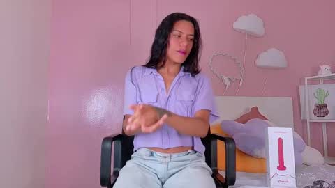 Snapshot of tiana_cinnamon chatting on 11, 10, 2025 TIANA  online show from 11, 10, 2025