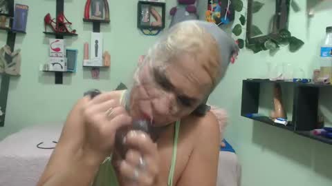 Snapshot of tiffan35 chatting on 5, 3, 2025 tiffany online show from 5, 3, 2025