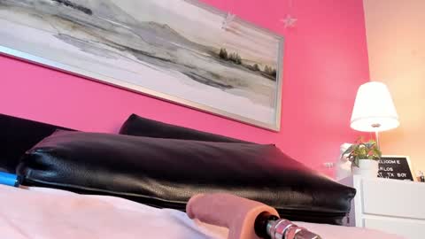 Stefany Suarez online show from 2, 2, 2025