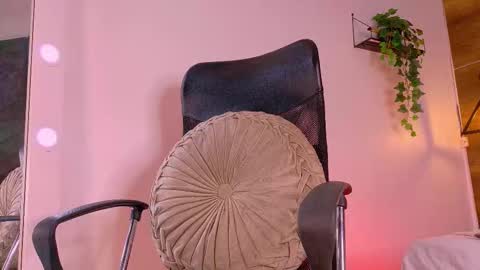 Snapshot of tiffvalentinee_ chatting on 11, 10, 2025 Tiffany  online show from 11, 10, 2025