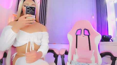 Snapshot of timmy_boyy chatting on 19, 4, 2026 Hallie And Annie online show from 19, 4, 2026
