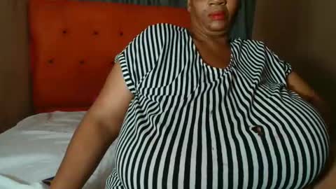 Snapshot of tinagiant chatting on 6, 2, 2026 tinagiant online show from 6, 2, 2026
