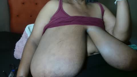 Snapshot of tinagiant chatting on 5, 4, 2026 tinagiant online show from 5, 4, 2026