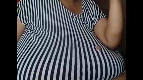 Snapshot of tinagiant chatting on 4, 5, 2026 tinagiant online show from 4, 5, 2026