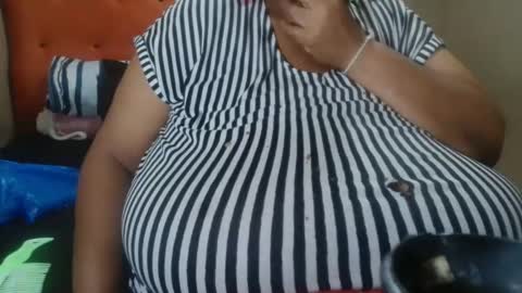 Snapshot of tinagiant chatting on 6, 5, 2026 tinagiant online show from 6, 5, 2026