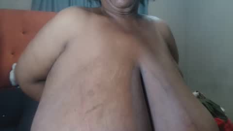 Snapshot of tinagiant chatting on 7, 5, 2026 tinagiant online show from 7, 5, 2026
