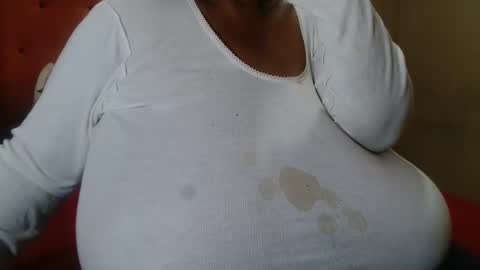 Snapshot of tinagiant chatting on 10, 5, 2026 tinagiant online show from 10, 5, 2026