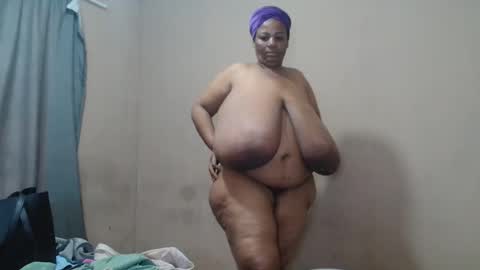 Snapshot of tinagiant chatting on 20, 5, 2026 tinagiant online show from 20, 5, 2026