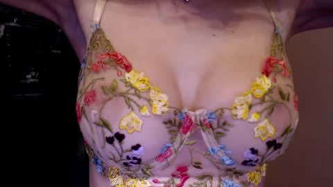 Snapshot of tiny_bb chatting on 7, 1, 2025 Lily online show from 7, 1, 2025