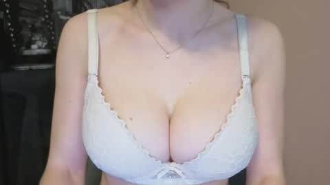 Snapshot of tiny_bb chatting on 4, 2, 2025 Lily online show from 4, 2, 2025