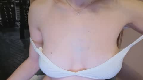 Snapshot of tiny_bb chatting on 4, 2, 2025 Lily online show from 4, 2, 2025