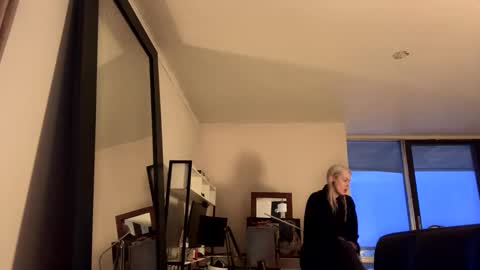 stage Kylie Sinner  brand CLITBAIT online show from 16, 2, 2025