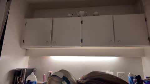 stage Kylie Sinner  brand CLITBAIT online show from 18, 2, 2025