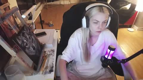 stage Kylie Sinner  brand CLITBAIT online show from 23, 2, 2025