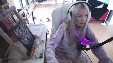 stage Kylie Sinner  brand CLITBAIT online show from 23, 2, 2025