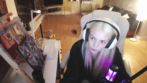 stage Kylie Sinner  brand CLITBAIT online show from 26, 2, 2025