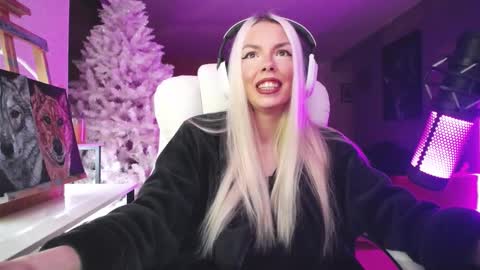 stage Kylie Sinner  brand CLITBAIT online show from 14, 11, 2025