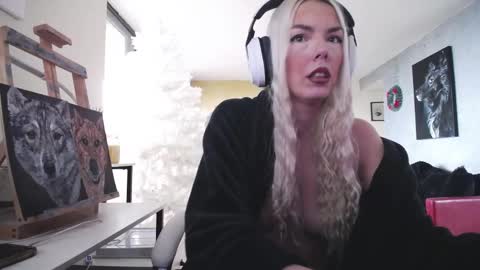 stage Kylie Sinner  brand CLITBAIT online show from 16, 11, 2025