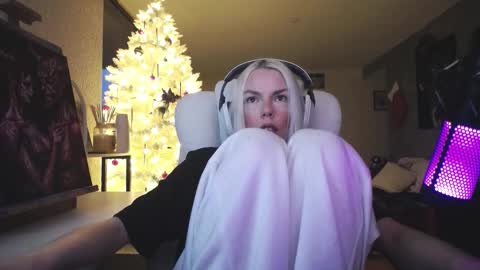 stage Kylie Sinner  brand CLITBAIT online show from 19, 12, 2025