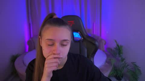 Snapshot of tinynataliee chatting on 24, 11, 2025 tinynataliee online show from 24, 11, 2025