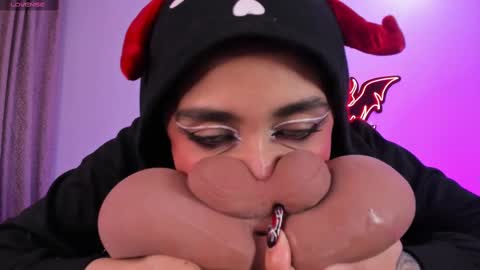   Independent model online show from 25, 9, 2025