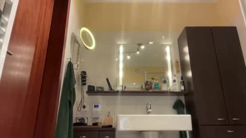 Snapshot of tom__uncut chatting on 22, 12, 2025 Tom online show from 22, 12, 2025