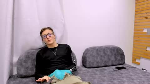 Snapshot of tom_kinky_ chatting on 19, 6, 2026 Tom online show from 19, 6, 2026