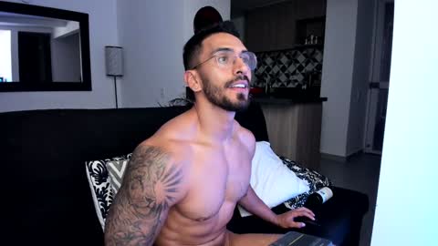 Snapshot of tony_muscle1 chatting on 4, 12, 2024 tony muscle1 online show from 4, 12, 2024