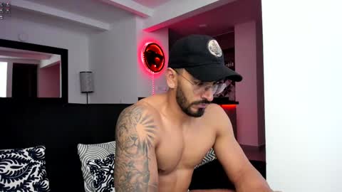 Snapshot of tony_muscle1 chatting on 23, 12, 2024 tony muscle1 online show from 23, 12, 2024