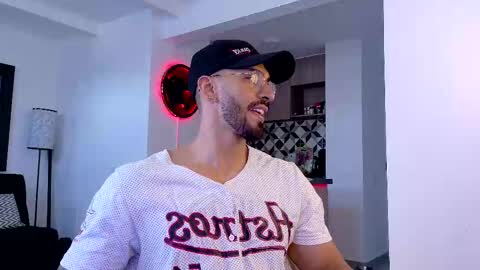 Snapshot of tony_muscle1 chatting on 20, 10, 2025 tony muscle1 online show from 20, 10, 2025