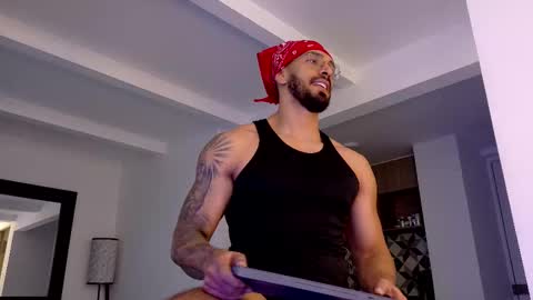 Snapshot of tony_muscle1 chatting on 18, 11, 2025 tony muscle1 online show from 18, 11, 2025