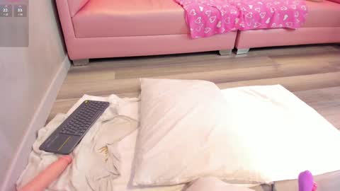 Snapshot of torimonroe_ chatting on 15, 12, 2024 Tori online show from 15, 12, 2024