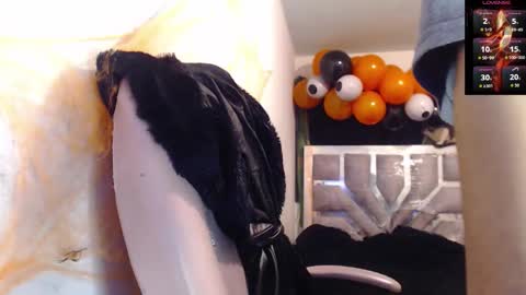 Snapshot of toxxxic_cams chatting on 19, 10, 2025 toxca69 online show from 19, 10, 2025