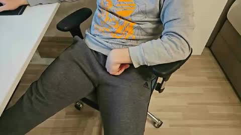 tree1989 online show from 6, 1, 2025