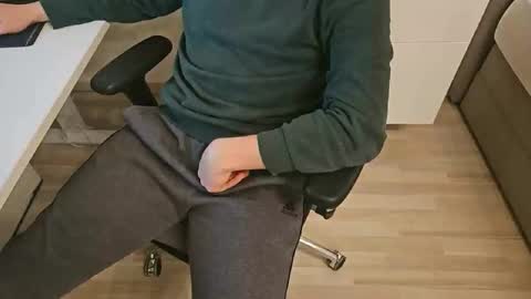 tree1989 online show from 3, 2, 2025