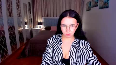 TriciaDaisy online show from 11, 5, 2026