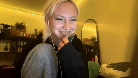 Snapshot of trinasantoro chatting on 22, 9, 2025 Hey theremy name is Felicia Lets hit 10 Thumbs Up together online show from 22, 9, 2025
