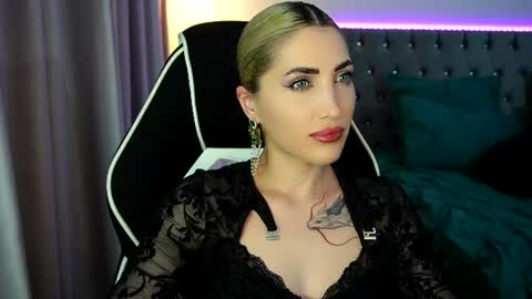 Snapshot of tweety_twist chatting on 25, 6, 2026 MayCarrey online show from 25, 6, 2026