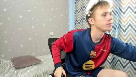 Snapshot of twelveeek chatting on 27, 10, 2025 Angus online show from 27, 10, 2025